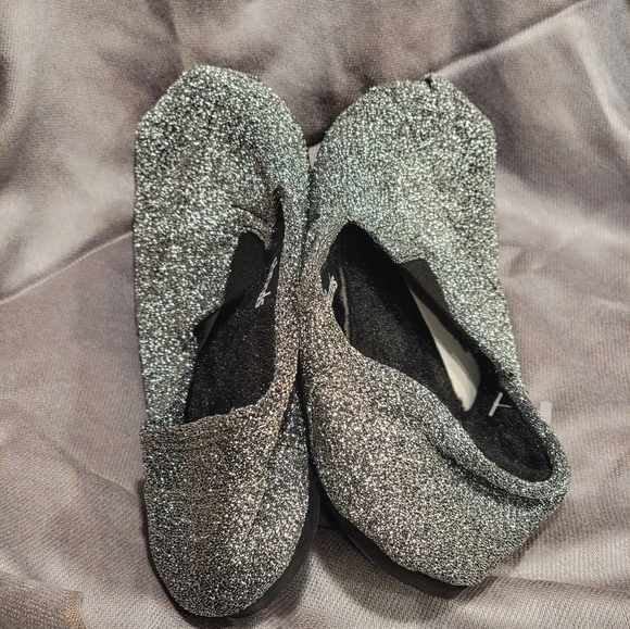 NWOT HOUNDS BY DAWGS WOMEN'S FLEECE LINED KAYMANNS GLITTER SHOE, SILVER ~SZ 7/8 - Picture 3 of 8